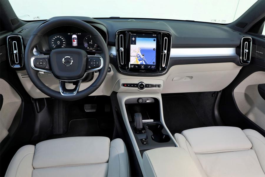 Торпедо Volvo XC40 D4 Momentum 2017 года  (WW) (фото 29 из 45)